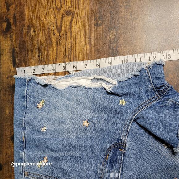 American Eagle Mom Shorts Size 10 Floral Embroidered Medium Wash Denim - Picture 10 of 11